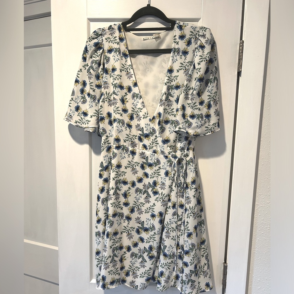 White floral summer dress. Alice and Olivia. Size 6.
